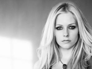 Photo of Avril Lavigne in black and white