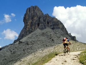 Climbing in mountain bike for a rocky road