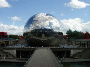 Spherical building covered of mirrors