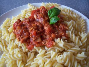 Spirals of pasta with tomato sauce and basil
