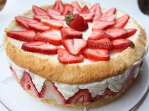 Strawberry cake filled with cheese cream