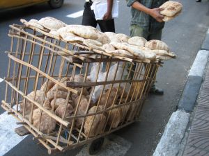 Itinerant seller of bread in Alexandria (Egypt)