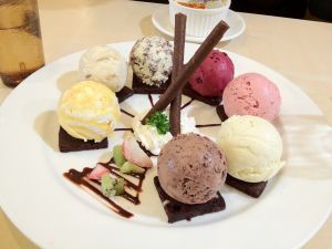 Dessert with seven different flavors of ice cream