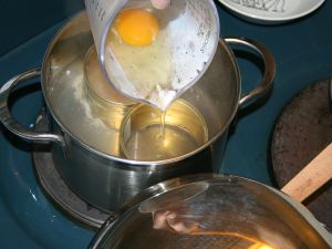 Cooking an egg poached with champagne