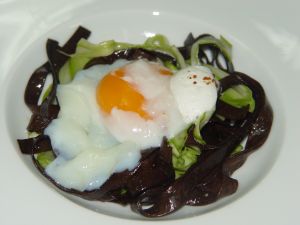 Ribbons with poached egg