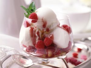 Lemon ice cream with raspberries