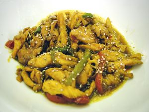Chicken with vegetables, curry and sesame