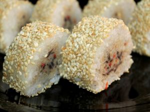 Rice cakes covered with sesame