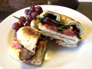 Vegetable bagel with grapes
