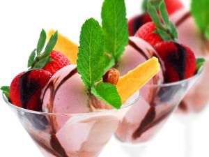 Cocktail glasses with strawberry ice cream and mint leaves
