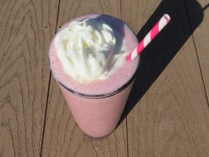 Strawberry smoothie with cream