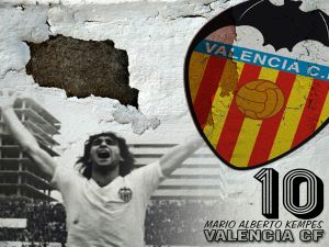 Mario Alberto Kempes with the shirt of Valencia C.F.