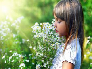 Little girl with daisies