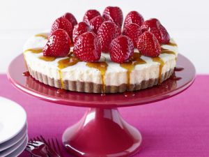 Cake with cream and strawberries