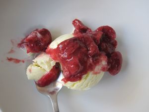 Vanilla ice cream with cherry sauce
