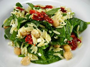 Salad with spinachs, chickpeas and rice