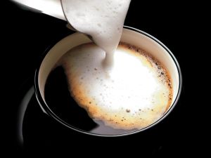 Preparing a coffee with foam