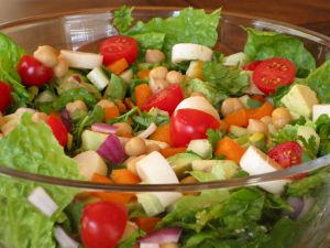 Salad with palm hearts and chickpeas