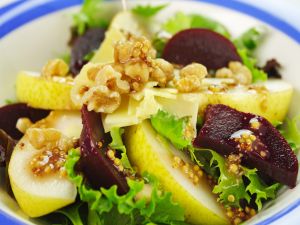 Salad with pears and walnuts