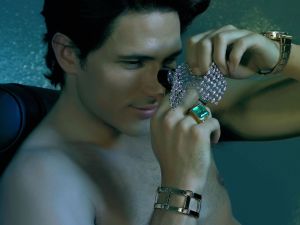 Andrés Velencoso, looking jewelry