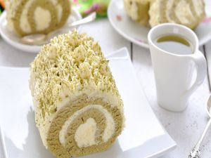 Cake filled with cream and white chocolate
