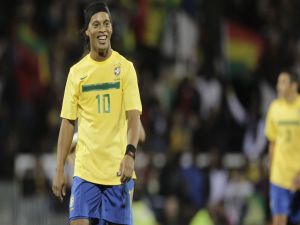 Ronaldinho with the "canarinha"